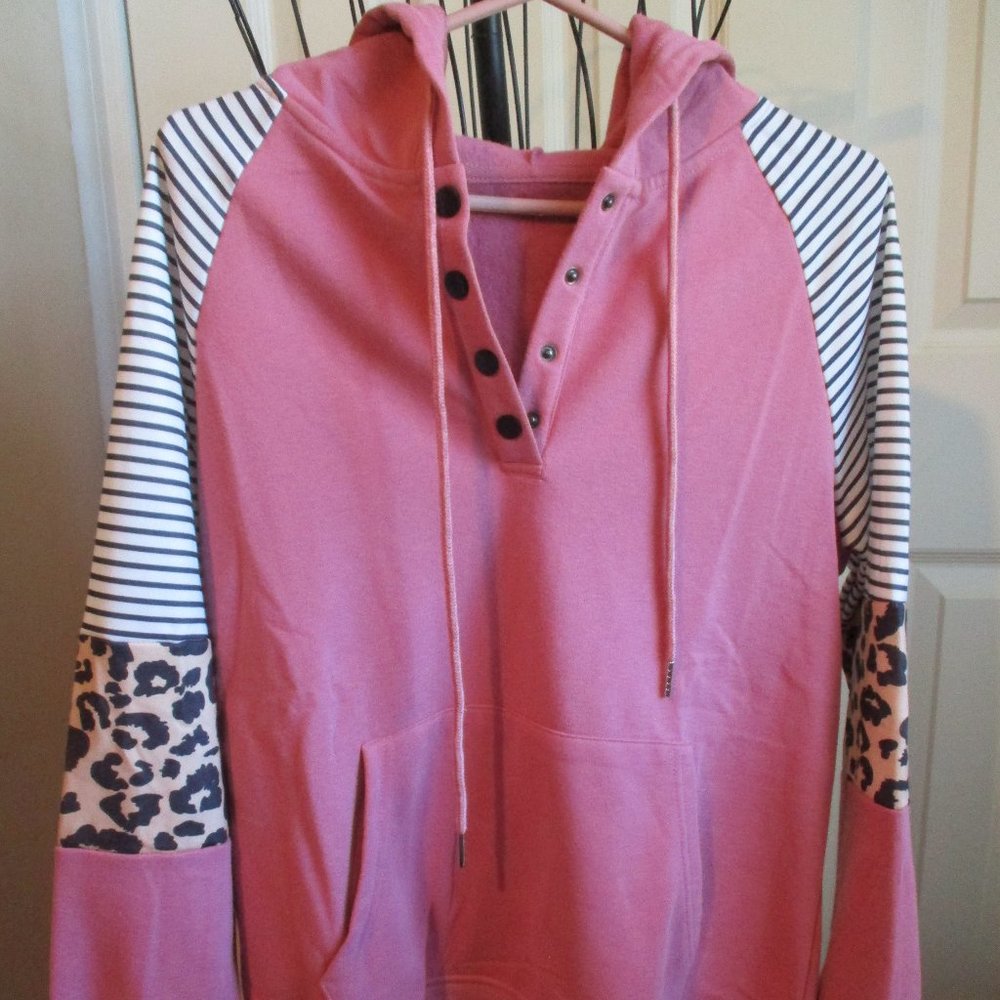 New NWOT Ladies Soft  Pink Pullover Sweatshirt with Hood Snap Close Size  Small